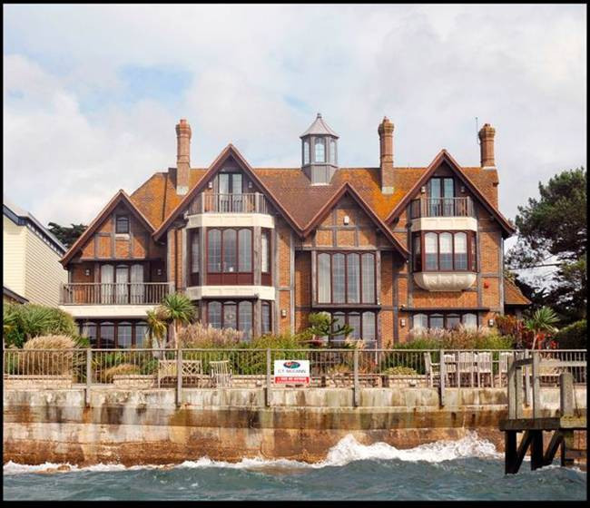 Biệt thự phong cách cổ được cựu cầu thủ bóng đá, HLV Harry Redknapp bán với giá 6,9 triệu bảng hồi năm 2015, nhưng sau khi nâng cấp xong nó có giá 10 triệu bảng.