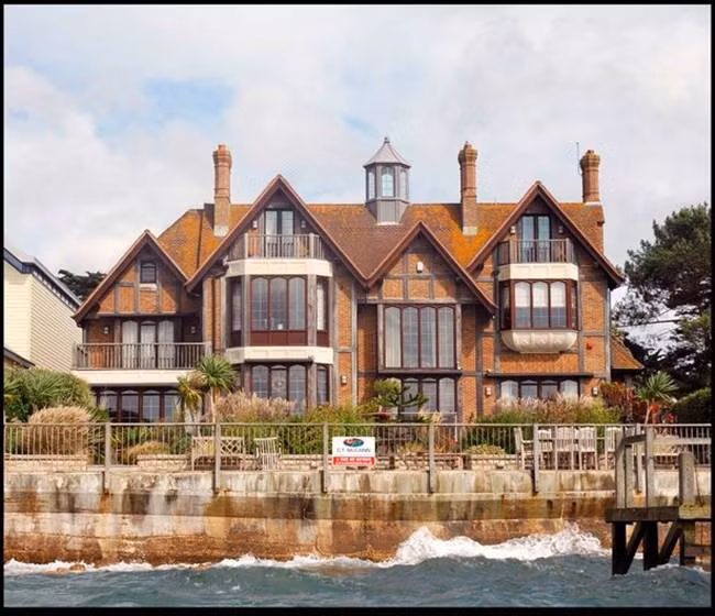 Biệt thự phong cách cổ được cựu cầu thủ bóng đá, HLV Harry Redknapp bán với giá 6,9 triệu bảng hồi năm 2015, nhưng sau khi nâng cấp xong nó có giá 10 triệu bảng.