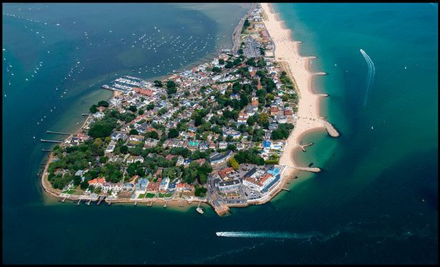 Các căn biệt thự ở đây đều có lối đi vào từ ngoài biển và ngắm một phần bến cảng bận rộn trước mặt.