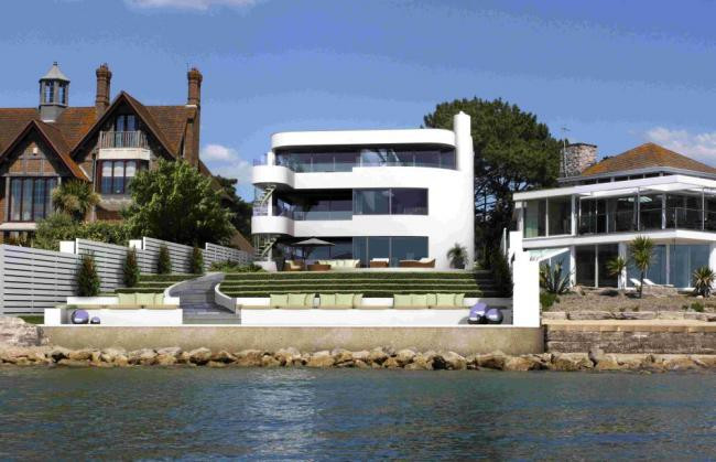 Tổng giá trị của các dinh thự này lên đến 93 triệu bảng Anh (2.913 tỷ đồng). Mỗi căn nhà không quá lớn, chiều ngang chỉ từ 12m đến 18m.