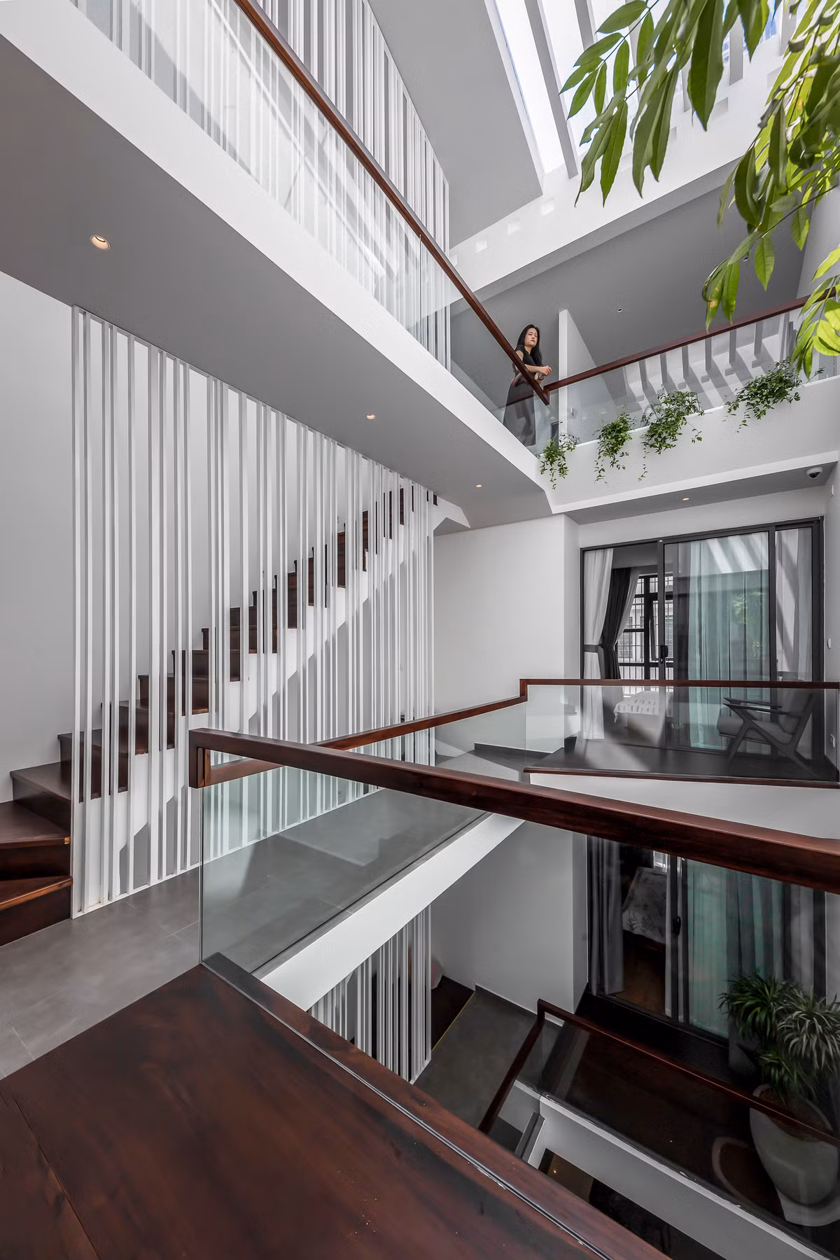 Không gian chiếu nghỉ của cầu thang được tận dụng làm nơi vui chơi riêng tư cho bé.