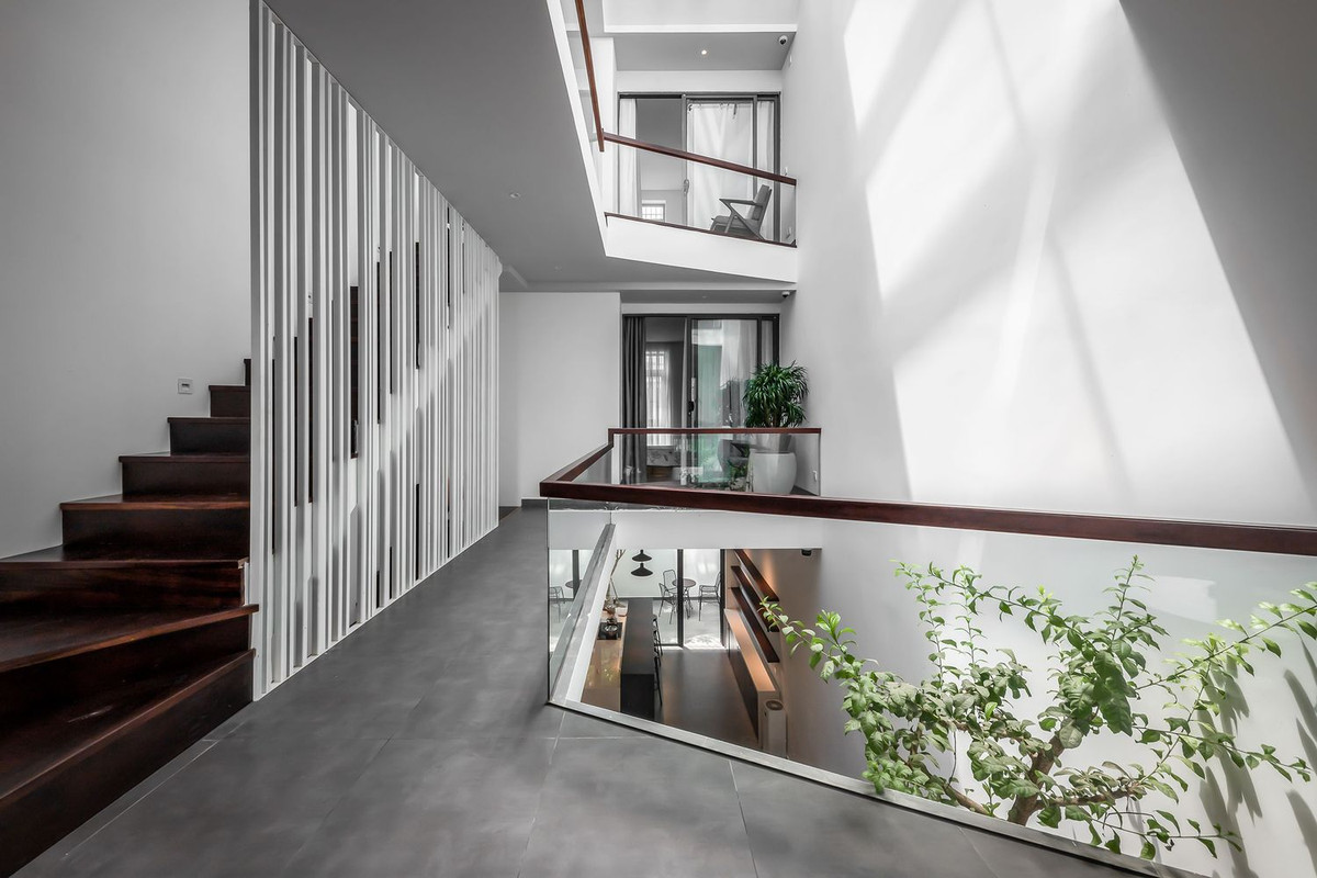 Do đó việc tổ chức không gian sống phù hợp cho nhiều thành viên trong cùng ngôi nhà cảm thấy thoải mái, riêng tư nhưng dễ dàng kết nối là nhiệm vụ hàng đầu đặt ra cho văn phòng thiết kế.