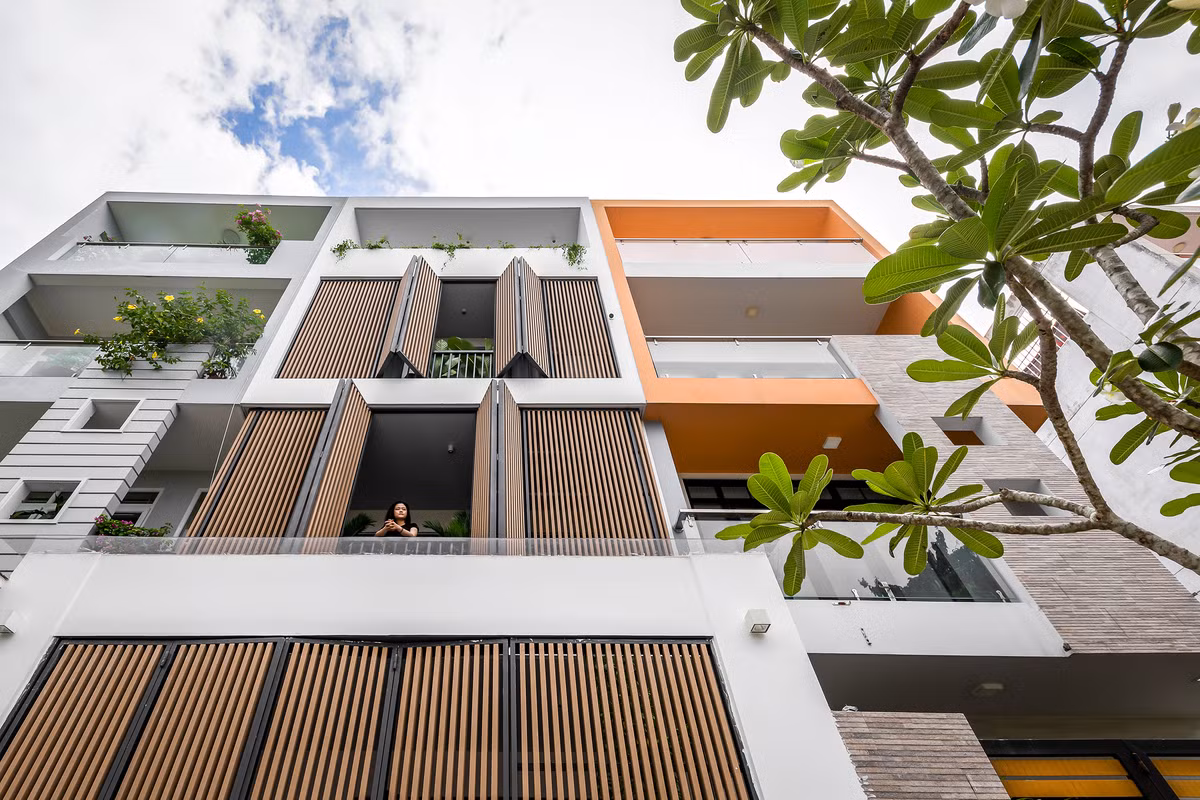 Vách lam cho phép chủ nhà có thể tăng tối đa tầm nhìn ra bên ngoài nhưng vẫn có thể hạn chế tầm nhìn của người lạ vào bên trong.