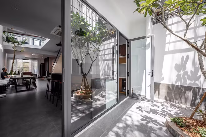 Sau nhà là một khoảng sân lớn có tác dụng tăng sự thoáng khí cho khu bếp và là nơi lý tưởng để ngồi đọc báo và nhâm nhi tách cà phê mỗi buổi sáng.