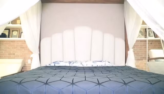 Phòng ngủ được thiết kế gọn gàng và có nhiều tranh ảnh kỉ niệm. Ảnh: Vietnamnet.