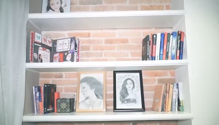 Ca sĩ Hương Tràm còn chuẩn bị một giá sách riêng trong phòng ngủ để tiện nghỉ ngơi, thư giãn với thế giới riêng mỗi khi rảnh rỗi. Ảnh: Vietnamnet