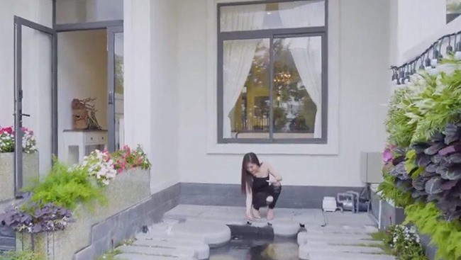 Tọa lạc tại TP HCM, căn nhà có diện tích không quá lớn nhưng được đầu tư tỉ mỉ và cẩn thận. Ảnh: Lao động.