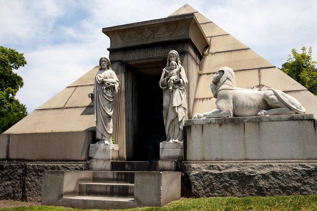 Bên trong nghĩa trang còn có thung lũng, nhà nguyện, hầm mộ.