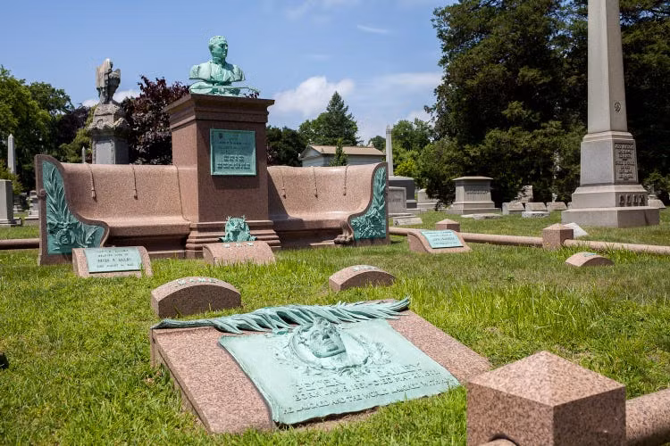 Là nơi chôn cất của những người giàu có nên chẳng có gì ngạc nhiên khi bên trong nghĩa trang có nhiều tượng đài xa hoa.