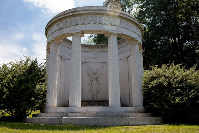 Một số nơi chôn cất lại thiết kế như hầm mộ dành cho các vị Vua.