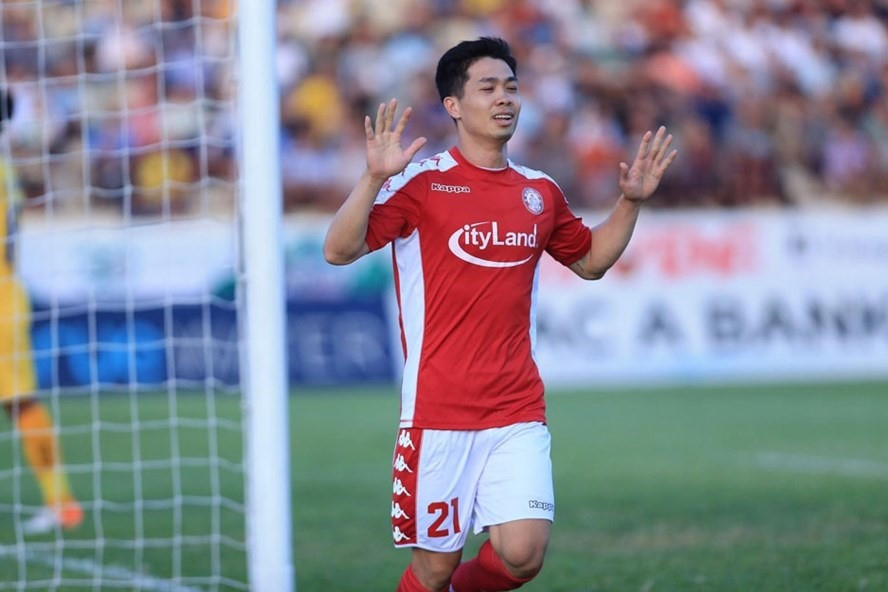 Hơn nữa, chỉ tính riêng số lượng fan khổng lồ trên Facebook, Instagram đã mang về cho tiền đạo gốc Nghệ An này một số lượng lớn từ quảng cáo.