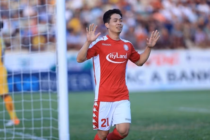 Hơn nữa, chỉ tính riêng số lượng fan khổng lồ trên Facebook, Instagram đã mang về cho tiền đạo gốc Nghệ An này một số lượng lớn từ quảng cáo.