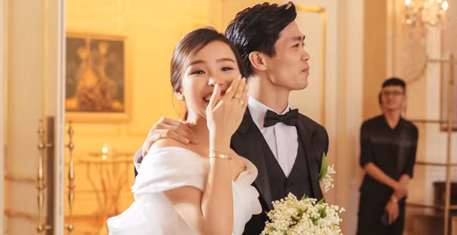 Cô dâu Tô Ngọc Viên Minh có bằng thạc sỹ của RMIT. Bố của Viên Minh là ông Tô Duy Lâm, Giám đốc Ngân hàng Nhà nước chi nhánh TPHCM.