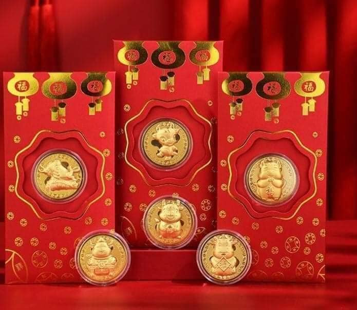 Các phong bao lì xì hình trâu vàng làm bằng chất liệu giấy bìa, hộp nhựa, xu niken mạ một lớp màu vàng. Mỗi phong bao dài 18cm, ngang 8.5cm và cao 0,3cm. Ảnh: Facebook