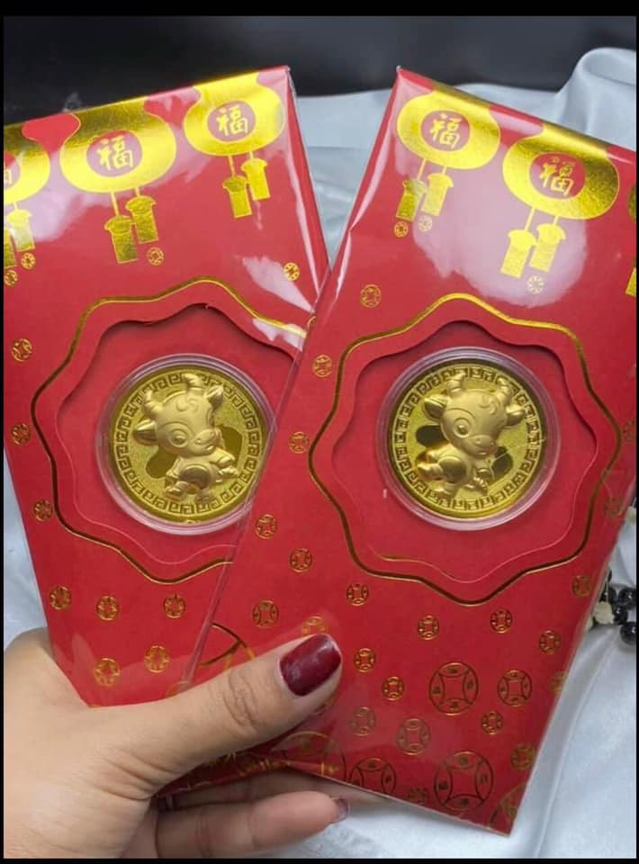 Cô Lệ (Hoàng Mai, Hà Nội) cho biết bắt đầu gom đơn hàng phong bao lì xì hình trâu vàng theo set 5 bao với giá 120.000 đồng/set cách đây nửa tháng. Khách đặt sẽ nhận hàng sau khoảng một tuần. Ảnh: Facebook