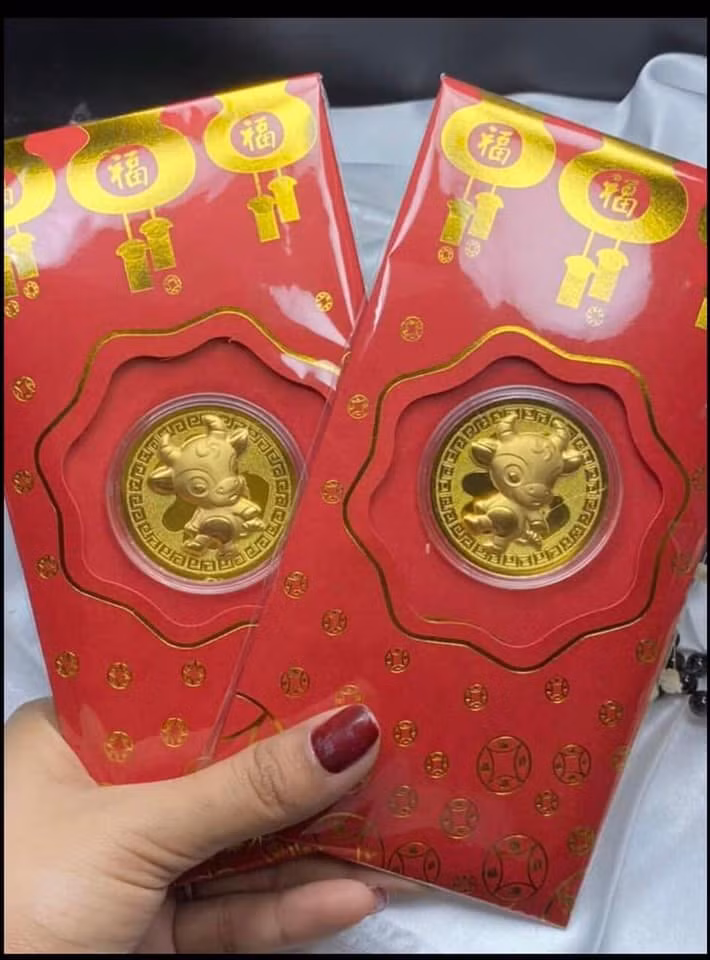 Cô Lệ (Hoàng Mai, Hà Nội) cho biết bắt đầu gom đơn hàng phong bao lì xì hình trâu vàng theo set 5 bao với giá 120.000 đồng/set cách đây nửa tháng. Khách đặt sẽ nhận hàng sau khoảng một tuần. Ảnh: Facebook