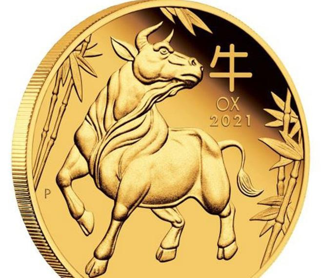 Ngoài phong bao lì xì trâu vàng, một số cửa hàng còn rao bán tiền xu hình trâu mạ vàng với giá 150.000 đồng. Đây là đồng xu trong bộ sản phẩm tiền hình trâu lì xì tết 2021 được chính phủ Ausatrlia phát hành nhân dịp năm mới âm lịch của người châu Á. Ảnh: Muabantien.
