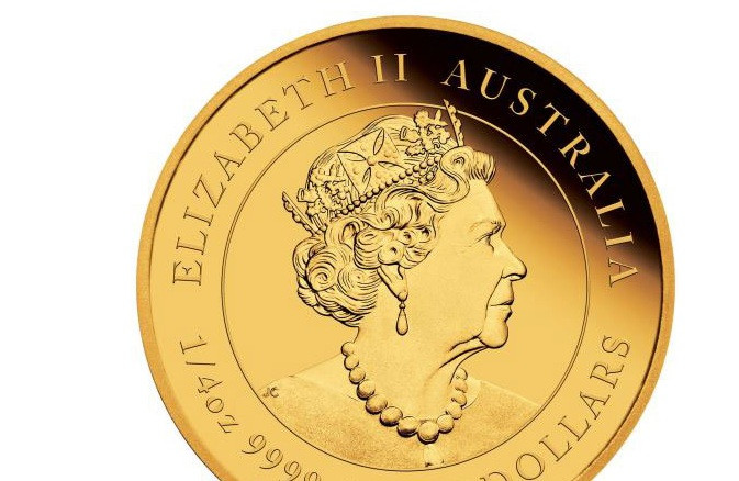 Mặt trước đồng tiền xu là hình ảnh chú trâu mạ vàng vạm vỡ được chạm khắc 3D tinh xảo đang đứng bên lũy tre. Đi kèm là ký hiệu SỬU bằng tiếng Trung Quốc được viết cách điệu cùng số 2021 của năm nay. Mặt sau của đồng xu là hình ảnh chân dung nữ hoàng Elizabeth II được chạm khắc tinh xảo. Ảnh: Muabantien.