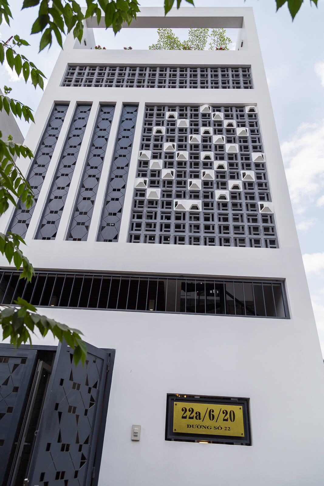 Hệ lam gió với kiểu dáng đa dạng được bố trí khéo léo, dễ dàng đưa khí tươi vào bên trong nhà phố.