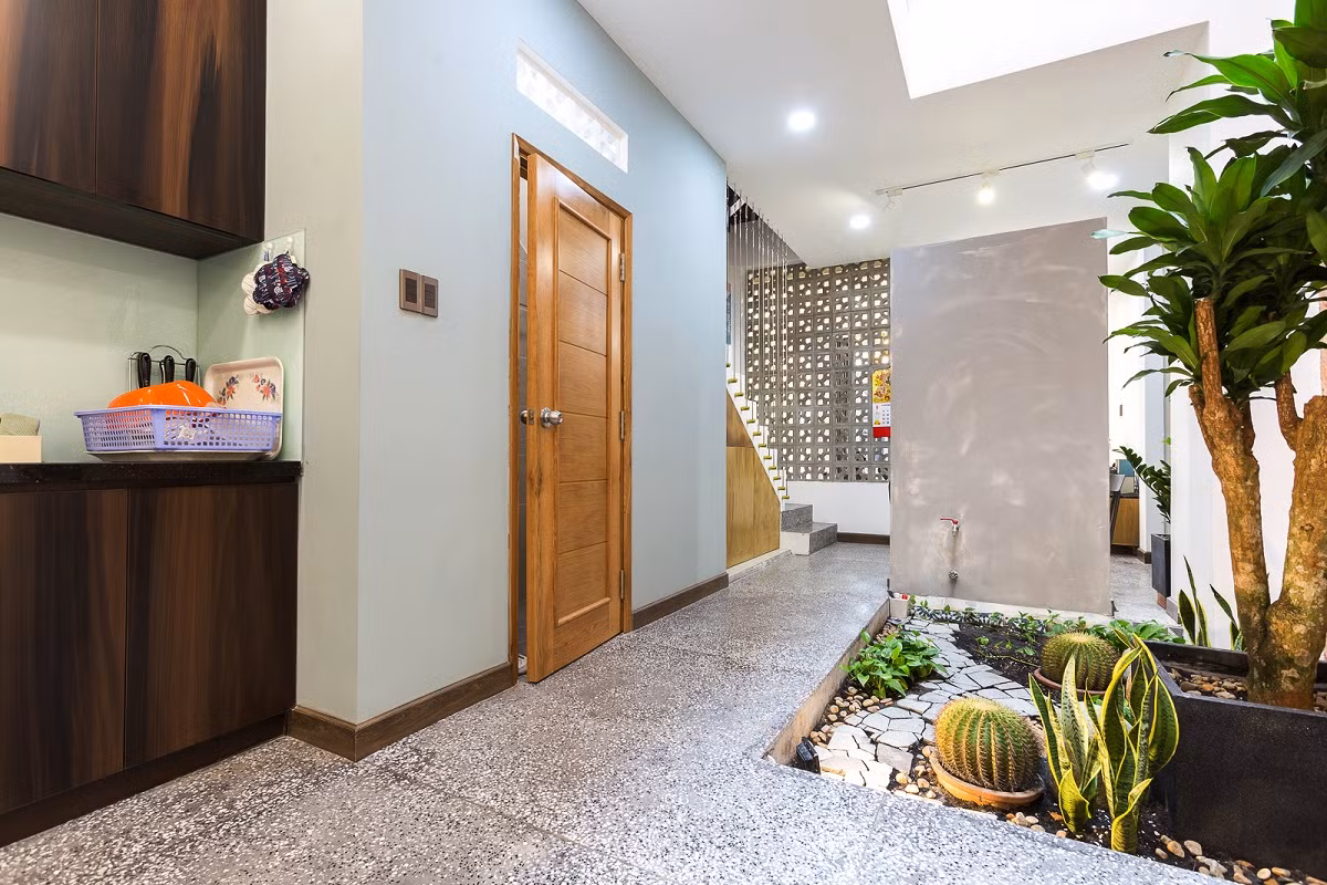 Nhà bếp và phòng ăn nằm cuối tầng trệt, ngay bên cạnh giếng trời.