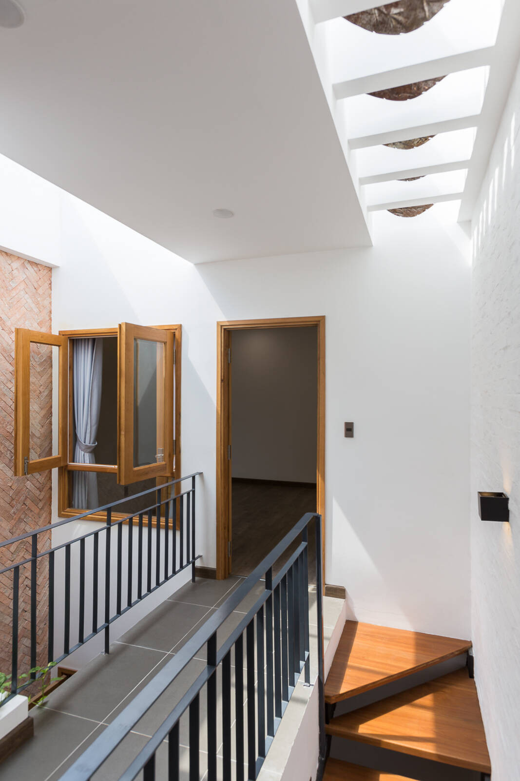 Hành lang ngập ánh sáng như đang lộ thiên chứ không phải nằm ở bên trong ngôi nhà.