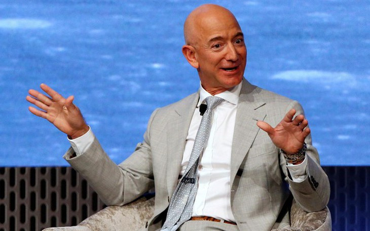 Theo Business Insider, mỗi giây, người sáng lập kiêm Giám đốc điều hành Amazon - Jeff Bezos kiếm được 2.489 USD, nhiều gấp đôi so với số tiền trung bình của người lao động Mỹ kiếm được trong một tuần. Mỗi phút, Jeff Bezos kiếm được 149.353 USD, gấp ba lần số tiền một nhân viên Mỹ có thể kiếm được trong một năm.