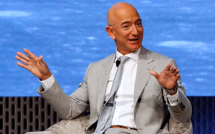 Theo Business Insider, mỗi giây, người sáng lập kiêm Giám đốc điều hành Amazon - Jeff Bezos kiếm được 2.489 USD, nhiều gấp đôi so với số tiền trung bình của người lao động Mỹ kiếm được trong một tuần. Mỗi phút, Jeff Bezos kiếm được 149.353 USD, gấp ba lần số tiền một nhân viên Mỹ có thể kiếm được trong một năm.