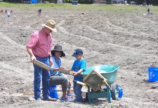 Công viên rộng gần 370 ha, trong đó có một khu vực 10 ha dành riêng cho du khách đào kim cương.