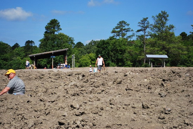 Họ tới đây phần lớn đều mong muốn tìm vận may với những viên kim cương đắt giá.