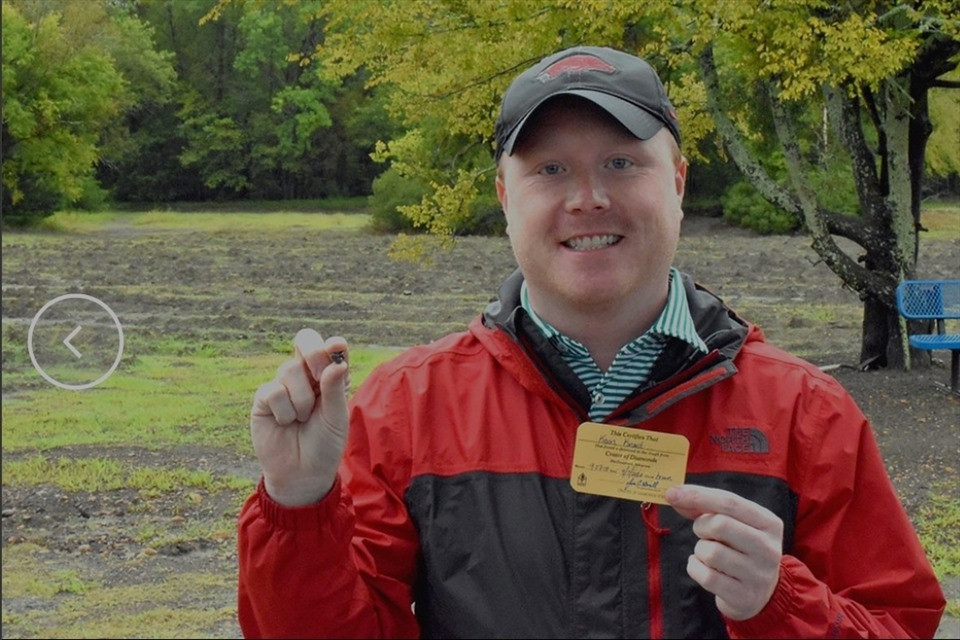 Miệng núi lửa trong Công viên tiểu bang Crater of Diamonds được xem là một mỏ vàng kim cương.