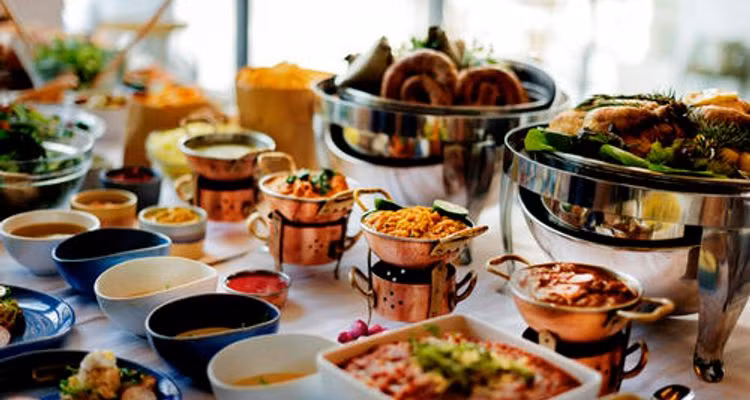 Lúc đó, họ có thể đổ thức ăn thừa xuống sàn nhà vệ sinh, hoặc bôi bẩn lên tường. Nguồn ảnh: Thrisllist, Getty.