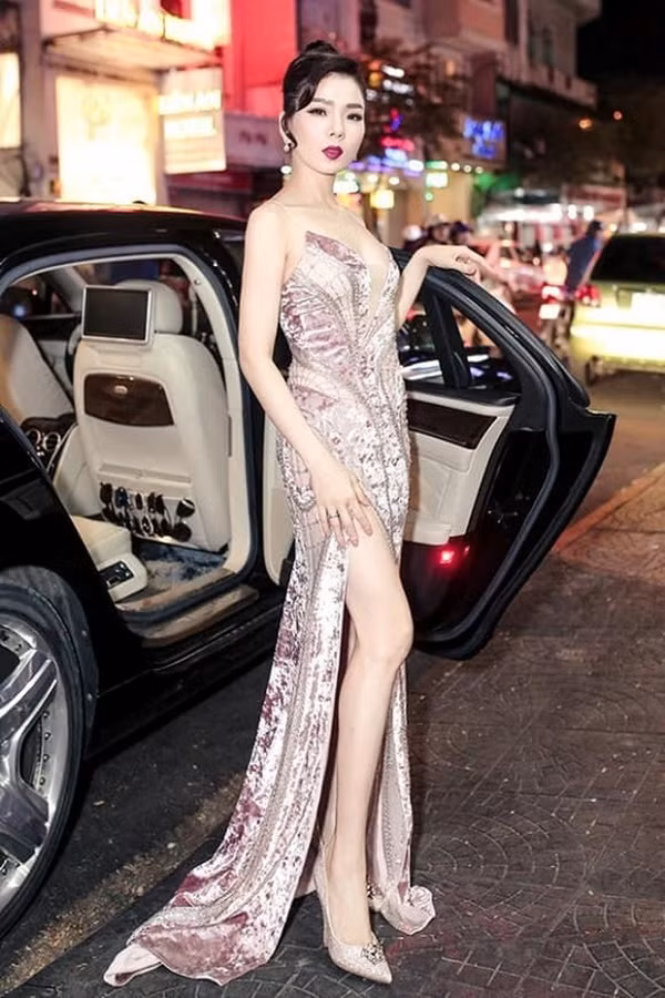 Năm 2017, Lệ Quyên và ông xã bị bắt gặp khi đi xe Bentley Flying Spur V8 có giá dao động từ 10 - 13 tỷ đồng. Ảnh: Instagram.