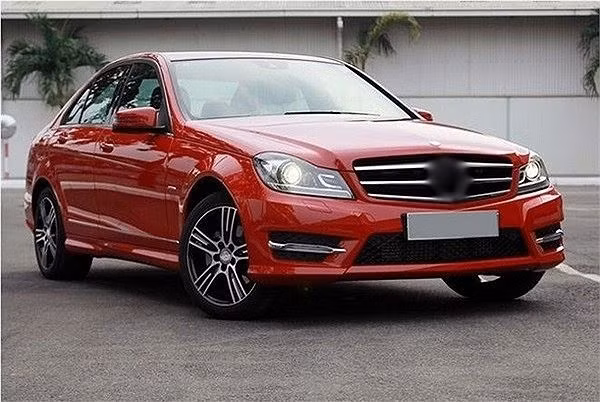 Thời điểm đó, nữ ca sĩ sở hữu 3 chiếc xe Mercedes có tổng giá trị lên đến 12 tỉ đồng. Ảnh: Instagram.