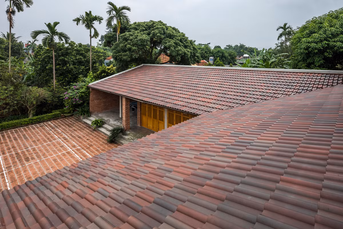 Với diện tích 1200m2, căn nhà được bao quanh bởi cảnh quan đậm chất làng quê.