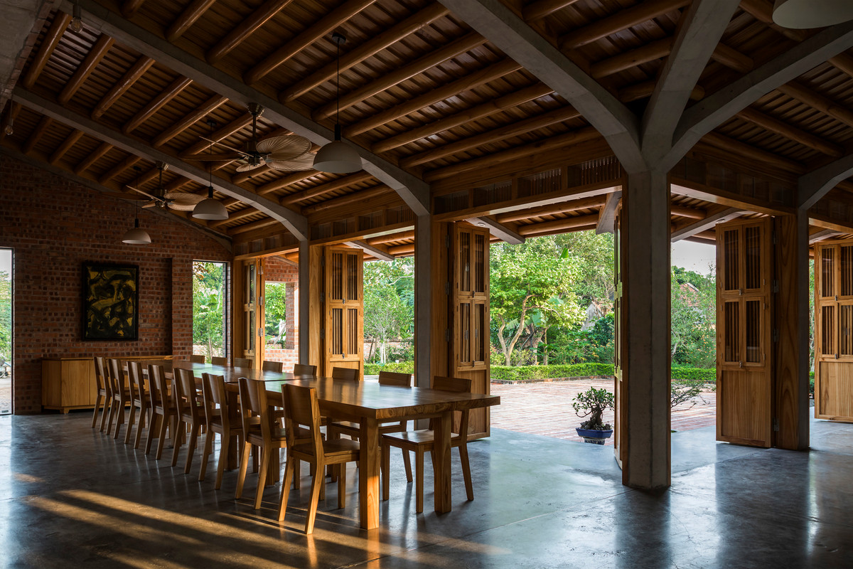 Để xây dựng một công trình bền vững và tiết kiệm chi phí, phần mái nhà sẽ được hỗ trợ bởi 1 kết cấu khung cao, 1 phần mái sẽ được làm từ bê tông.