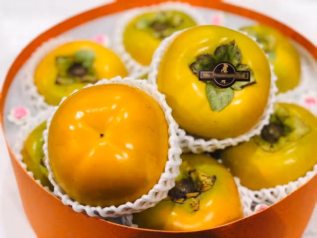 Hồng giòn Nhật Bản được vận chuyển theo đường hàng không, có khối lượng từ 300 - 400g/quả, to gấp 2 - 3 lần so với quả hồng trồng ở Việt Nam. Ảnh: Mia Fruit.