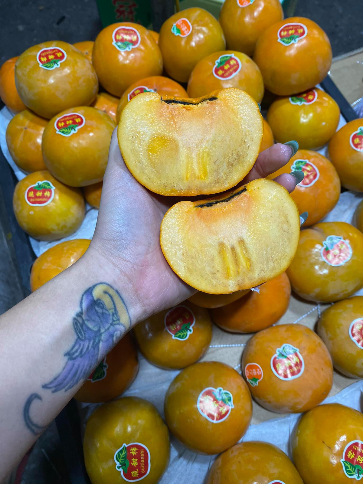 Trong khi đó, hồng mật Vân Sơn cũng đang được bán nhiều trên thị trường với giá chỉ từ 40.000 - 50.000 đồng/kg. Ảnh: Facebook.