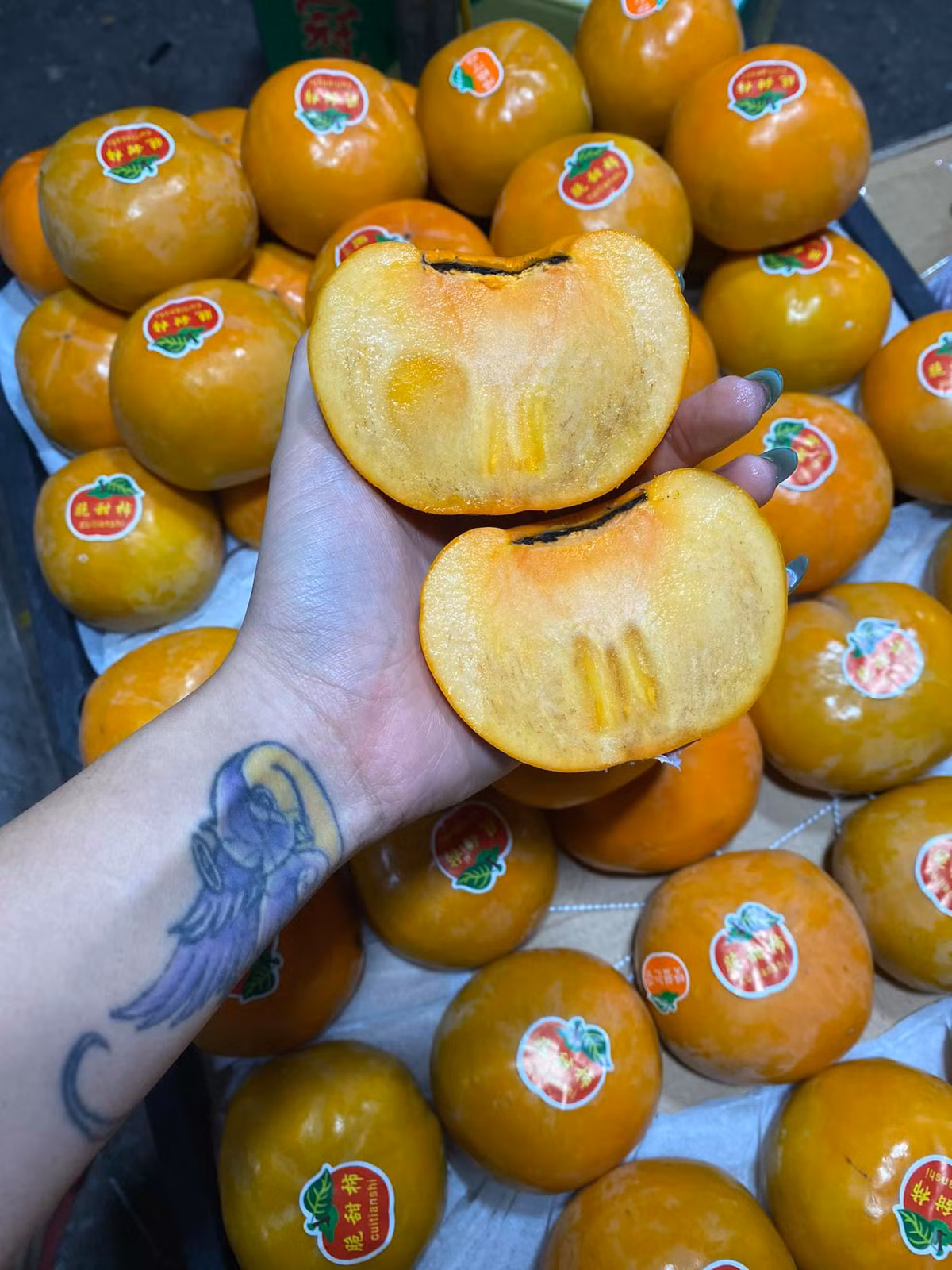 Trong khi đó, hồng mật Vân Sơn cũng đang được bán nhiều trên thị trường với giá chỉ từ 40.000 - 50.000 đồng/kg. Ảnh: Facebook.