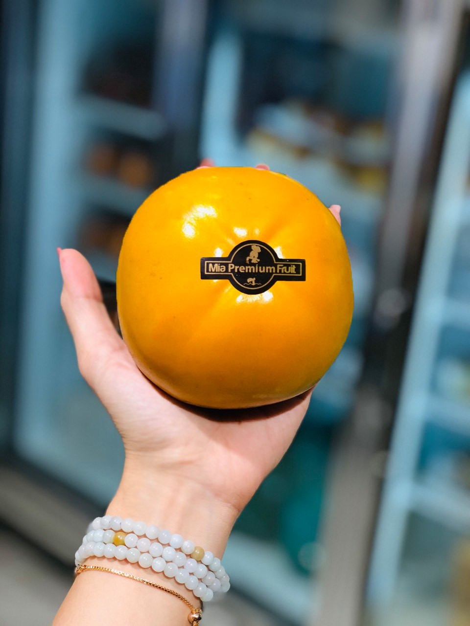 Đặc biệt, hồng giòn Taishu vỏ rất mỏng, thịt giòn thơm, khi ăn có thể ăn cả vỏ không cần gọt mà không bị chát. Ảnh: Mia Fruit.