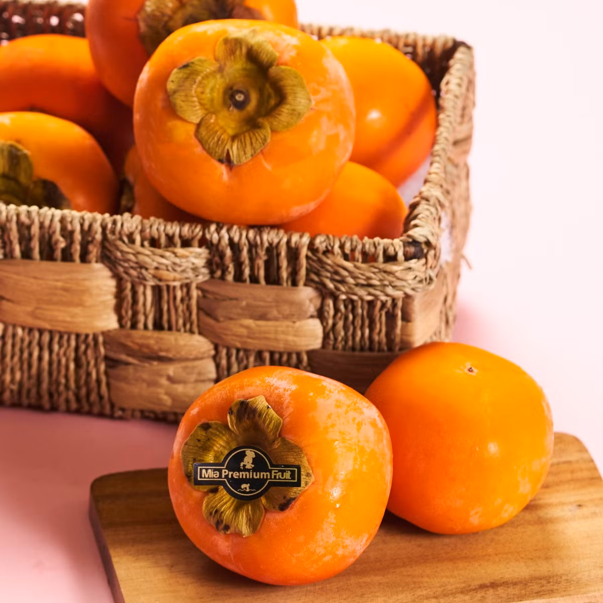 Tại Việt Nam, giá loại hồng này khá cao vì đây là giống hiếm, hàng tuyển loại 1 cộng với việc, toàn bộ quả đều đi bằng đường hàng không. Ảnh: Mia Fruit.
