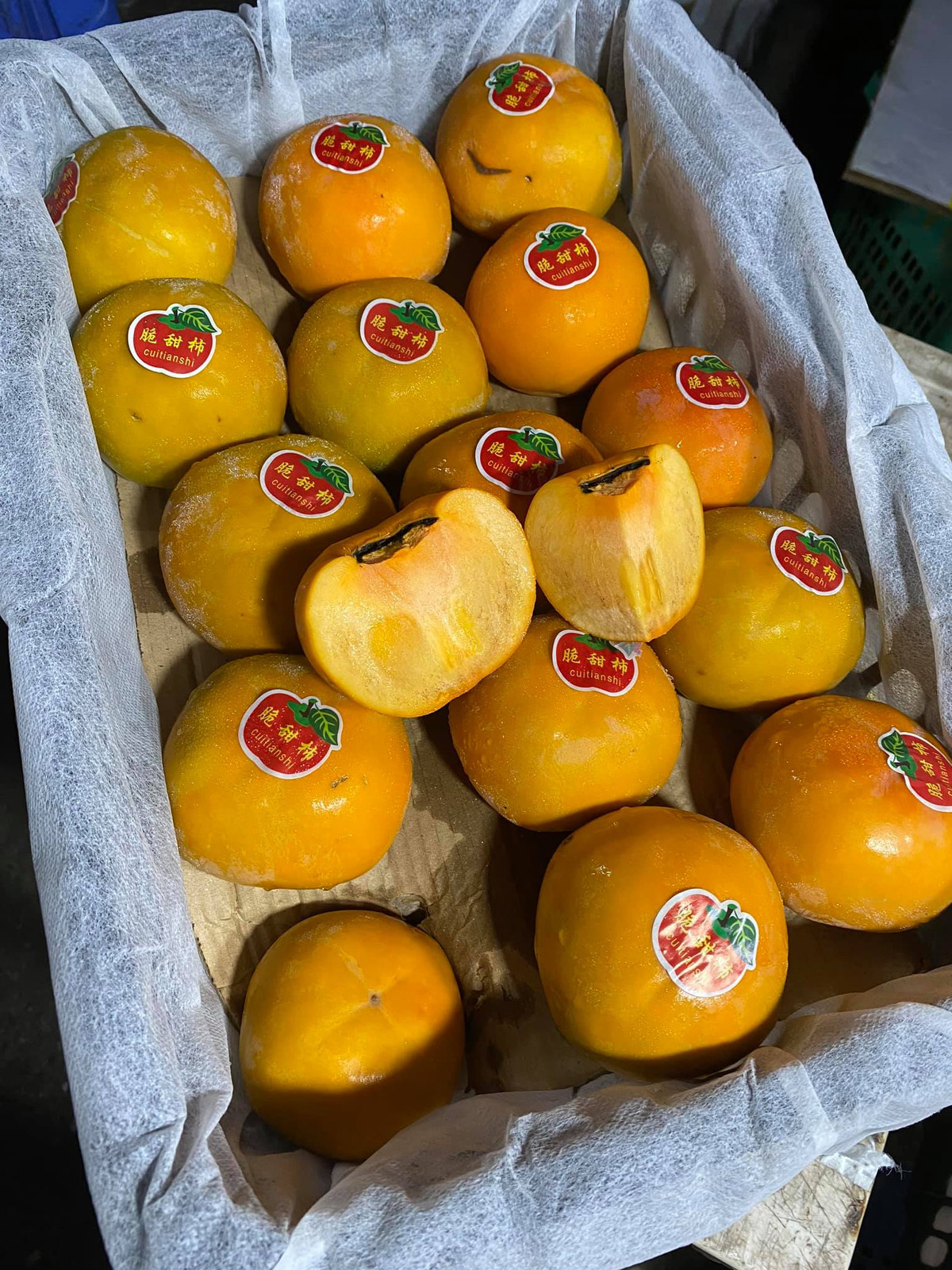 Do mức giá vừa phải lại giòn ngọt nên hồng mật Vân Sơn khá hút khách. Không ít khách hàng phải đặt trước mới mua được hàng. Ảnh: Facebook.