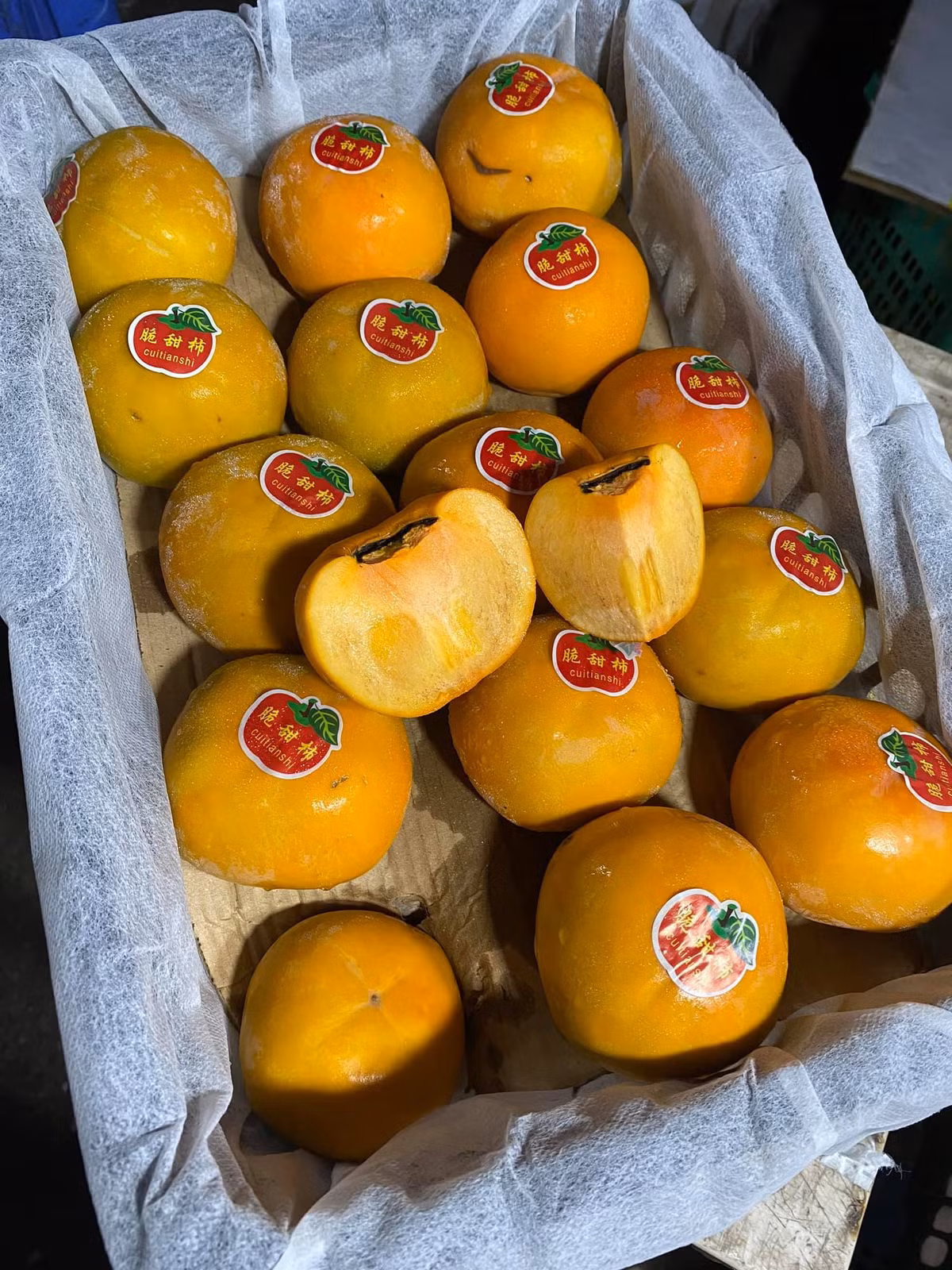 Do mức giá vừa phải lại giòn ngọt nên hồng mật Vân Sơn khá hút khách. Không ít khách hàng phải đặt trước mới mua được hàng. Ảnh: Facebook.