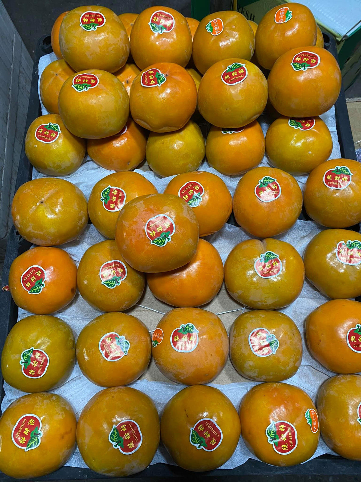 Loại hồng này ăn cứng giòn ngọt lịm nhưng khi chín ăn ko hề chán chút nào, chín dẻo ngọt lõi giòn. Ảnh: Facebook.