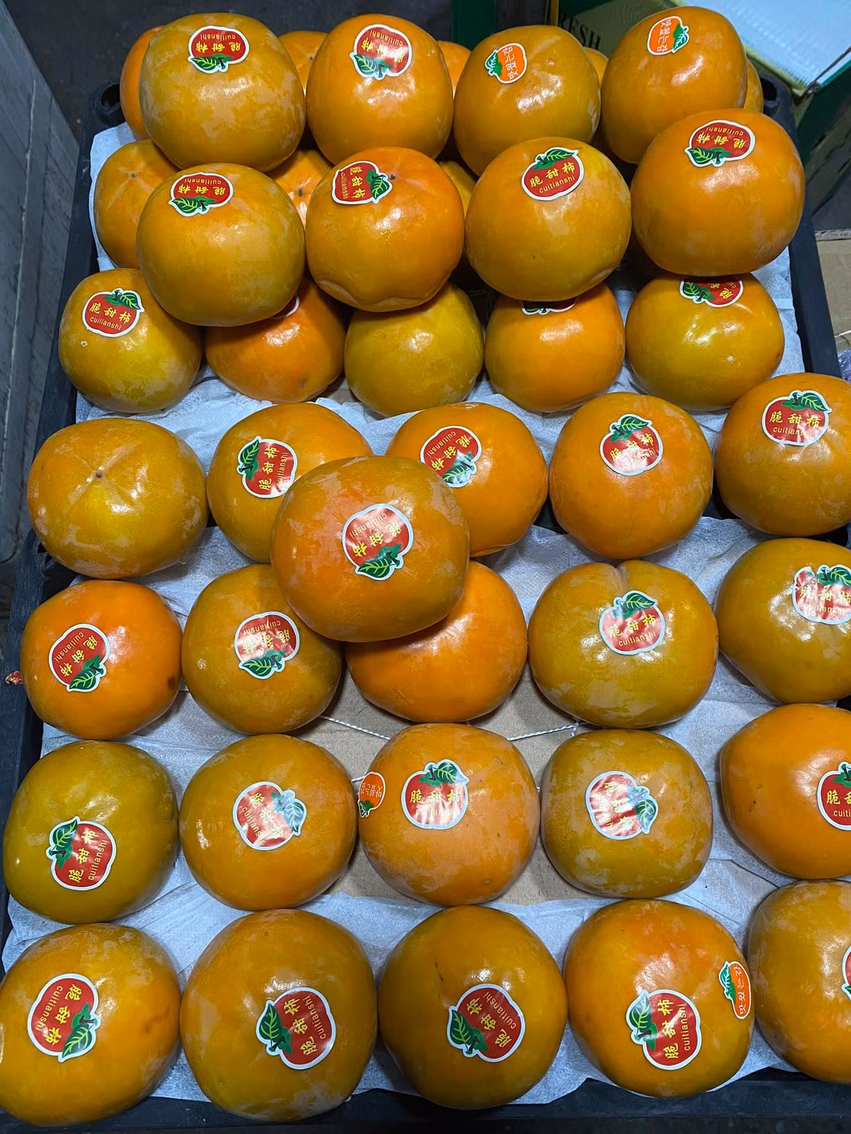 Loại hồng này ăn cứng giòn ngọt lịm nhưng khi chín ăn ko hề chán chút nào, chín dẻo ngọt lõi giòn. Ảnh: Facebook.