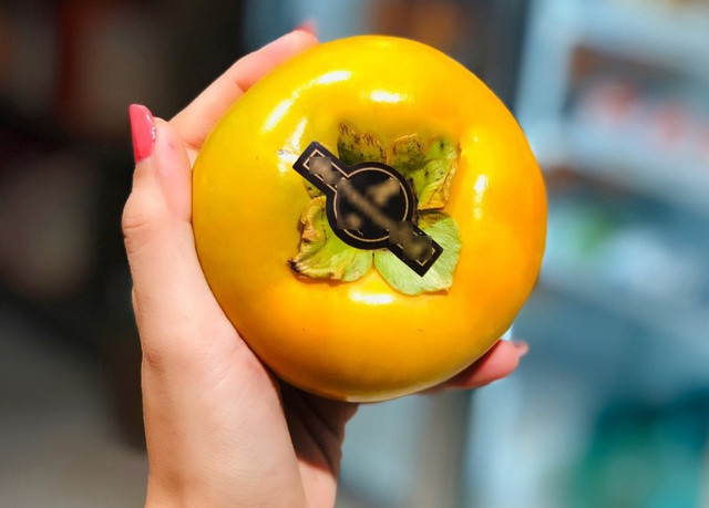 Theo người bán, hồng giòn có giá nửa triệu đồng một quả là giống hồng giòn Taishu đã xuất hiện từ năm 1995 tại tỉnh Kagawa, Nhật Bản. Ảnh: Mia Fruit.