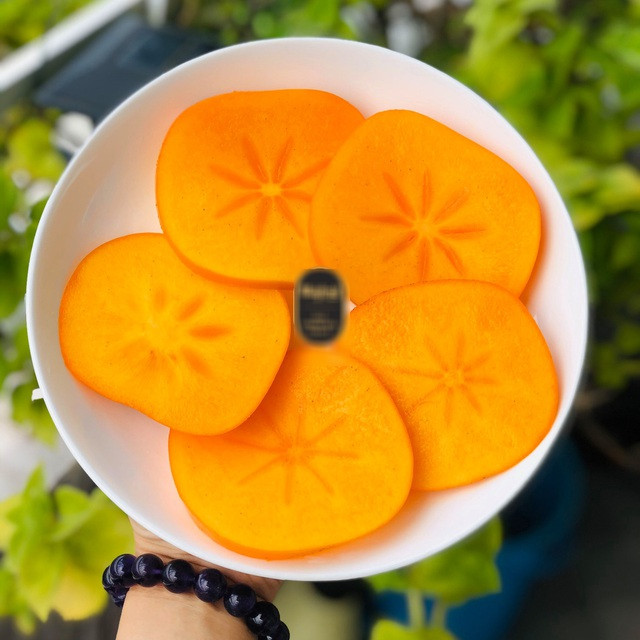 Hồng giòn Taishu là giống hồng mới to hơn các loại hồng khác ở Nhật, ăn vào giòn sật rất đặc biệt, mà hương vị ngọt ngào. Ảnh: Mia Fruit.