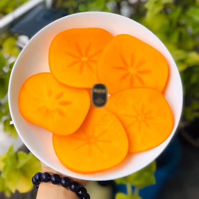 Hồng giòn Taishu là giống hồng mới to hơn các loại hồng khác ở Nhật, ăn vào giòn sật rất đặc biệt, mà hương vị ngọt ngào. Ảnh: Mia Fruit.