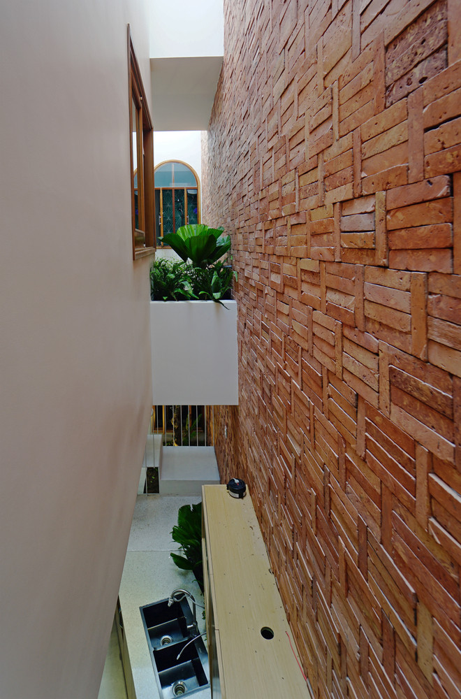 Gạch trần được ưu tiên sử dụng tạo điểm nhấn cho nhà phố. 