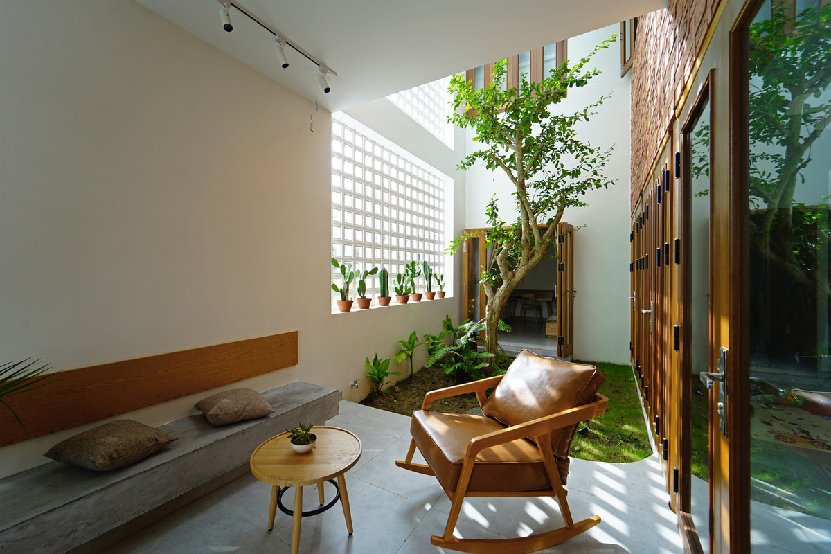 Dù không tiếp cận trực tiếp với không gian bên ngoài nhưng công trình này vẫn đón được gió và ánh sáng tự nhiên.