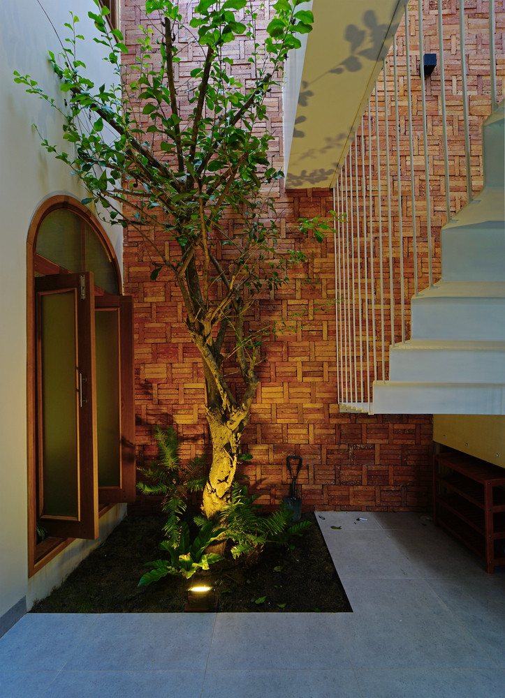 Khoảng đệm bên trong và bên ngoài căn nhà sẽ trở nên sinh động vì cây cối sẽ được bố trí hầu hết ở những nơi có ánh sáng tự nhiên. Điều này làm giảm đáng kể sự nóng nực trong những ngày nắng.